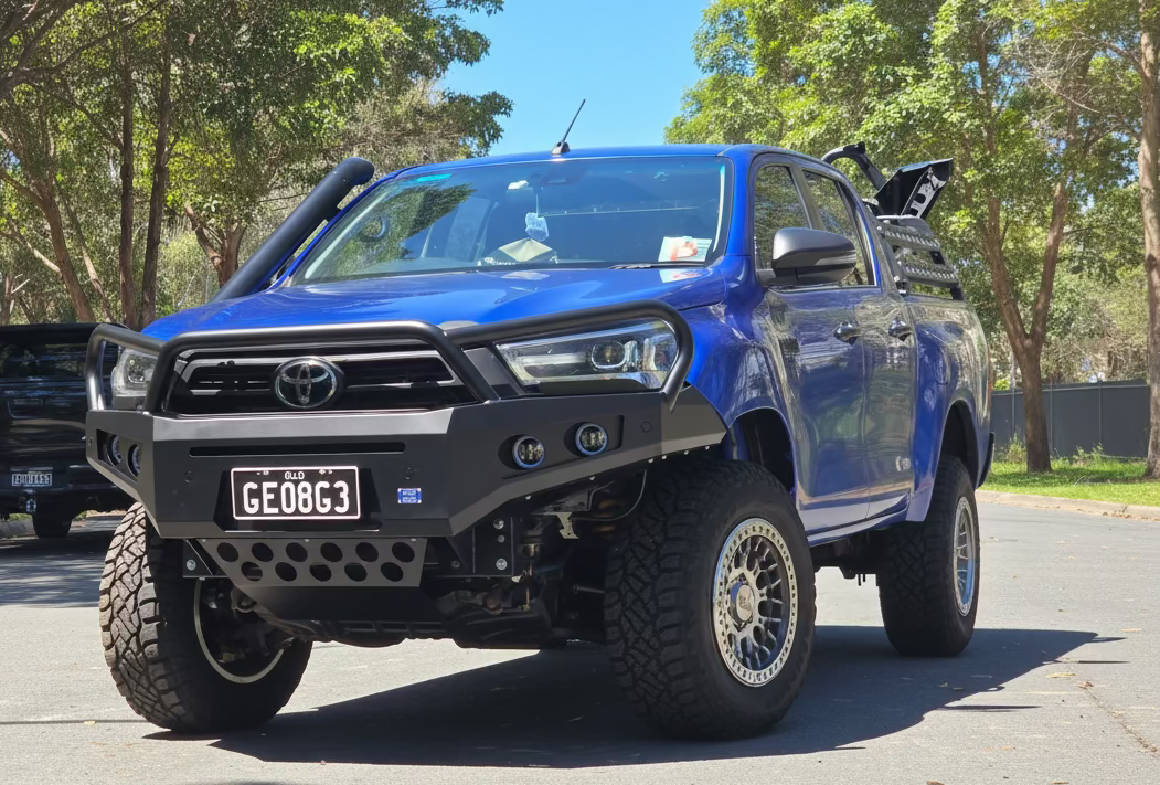 HILUX 21-25 N80 ANGRY EYES RAZZBAR