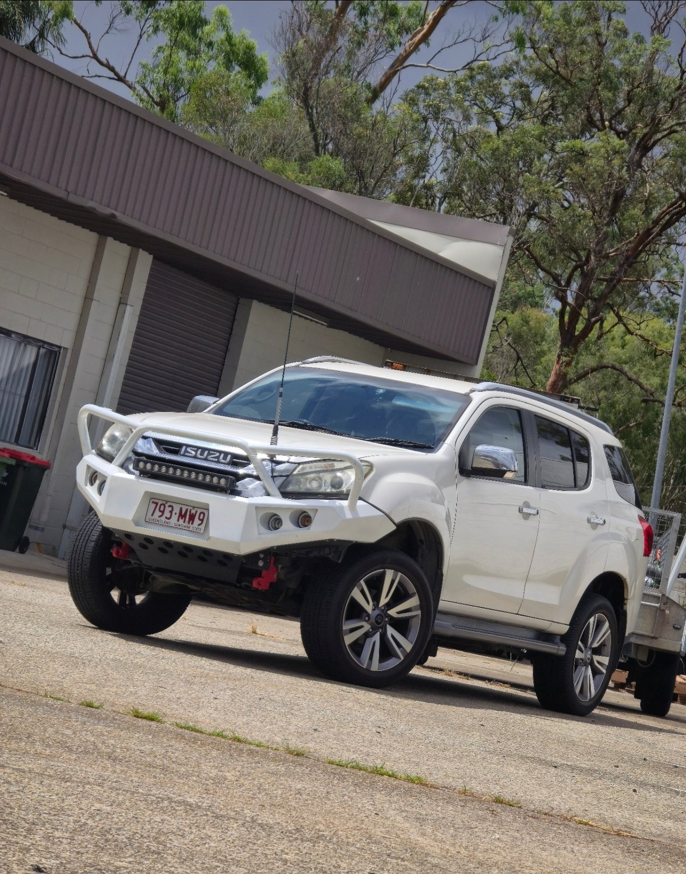 RAZZ BAR ANGRY EYES DMAX/ 12-16/ MUX 11/2013 - 04/2017 PRE ORDER FOR  FEB 2026