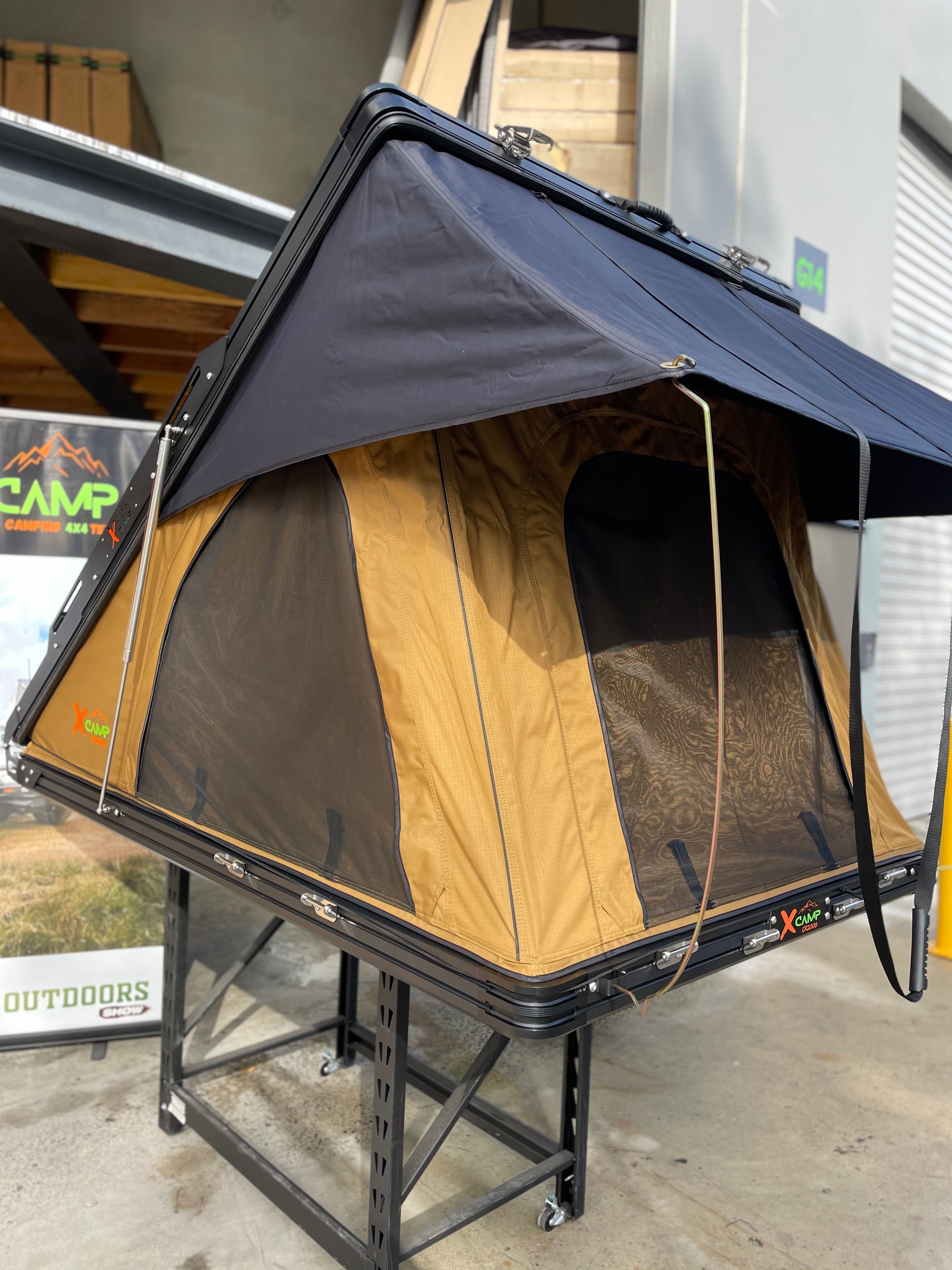 Rooftop tent with 270 awning CX2000